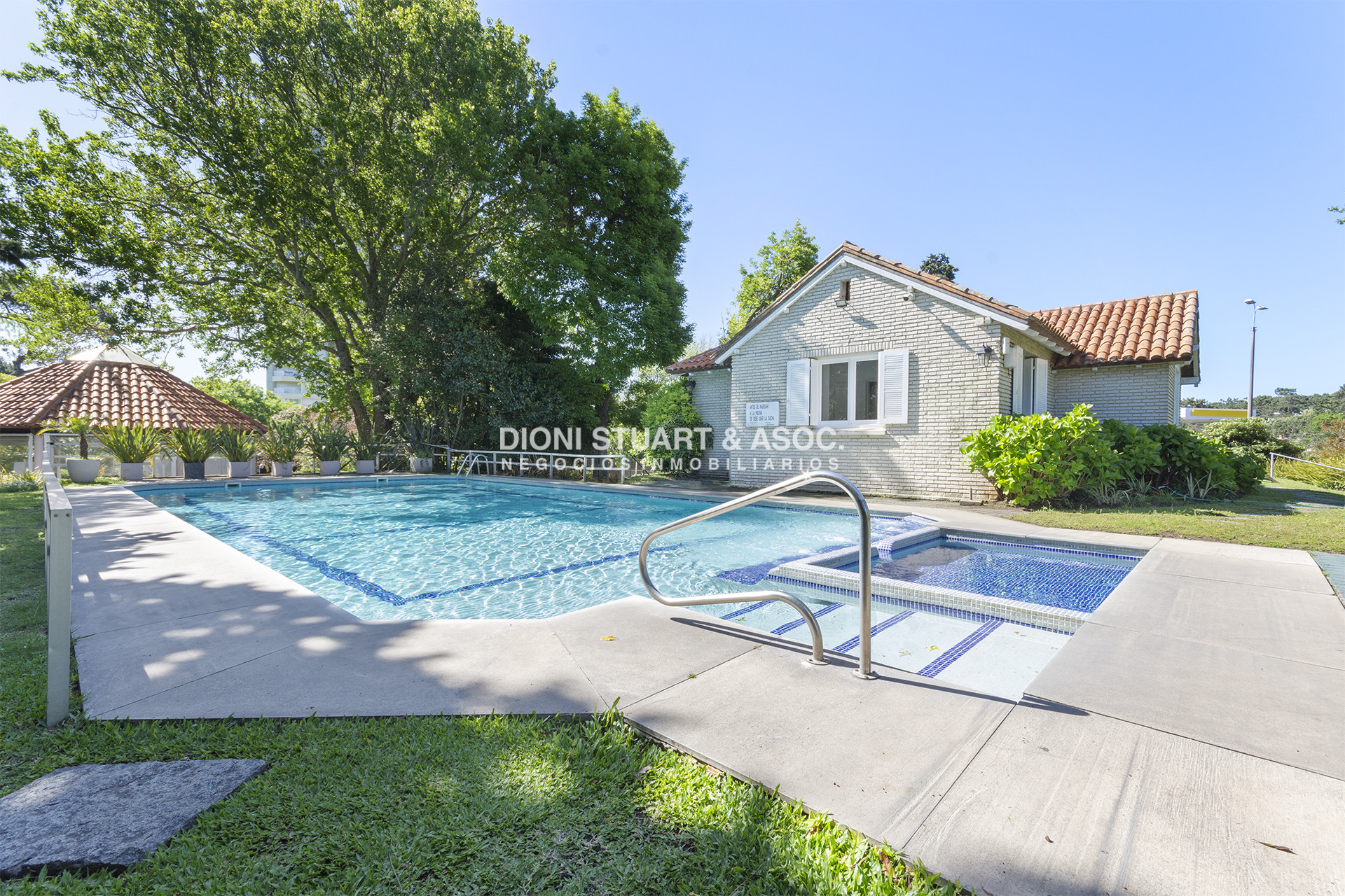 Apartamento ID.903 - DEPARTAMENTO EN ROOSEVELT - 2 DORMITORIOS - RECICLADO - CON VISTA - PARQUEMAR R
