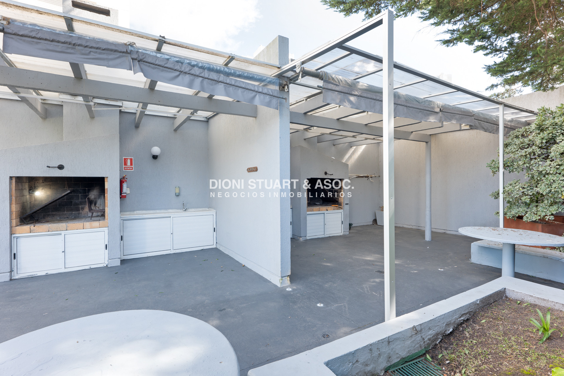 Apartamento ID.940 - DEPARTAMENTO EN VENTA CON PARRILLERO 3 DORMITORIOS RECICLADO - EDIFICIO CAP BRETON - PLAYA MANSA
