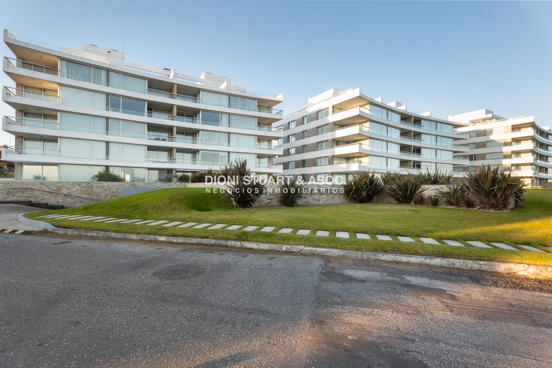 Apartamento ID.1017 - APARTAMENTO EN VENTA - PLAYA MANSA - LUMIERE - ESQUIENRO - 3 DORM + DEP. SERV
