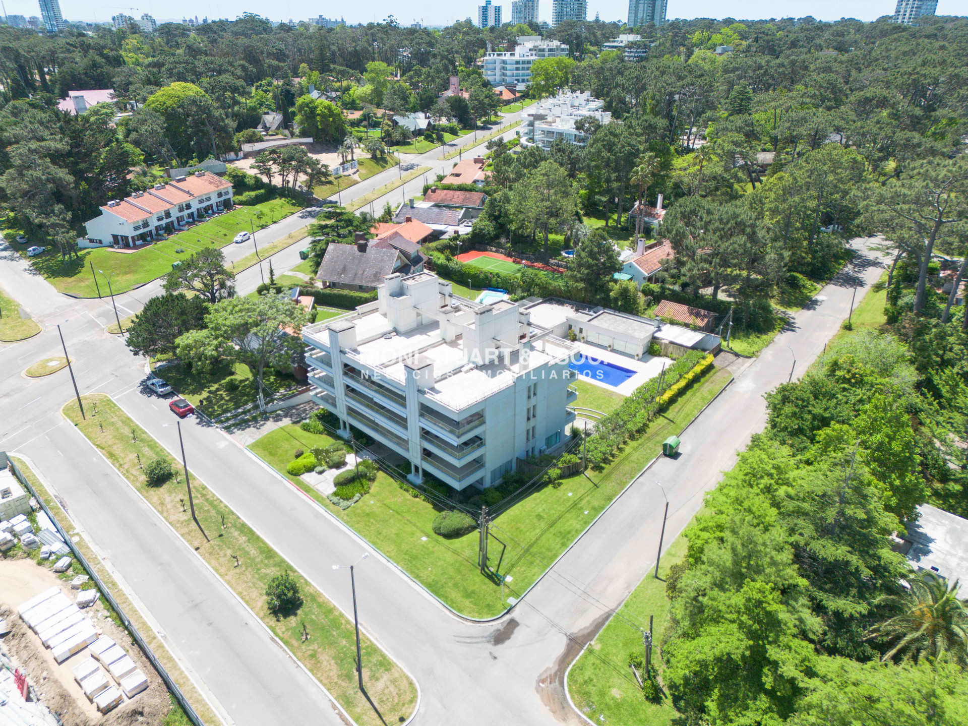 Apartamento ID.820 - APARTAMENTO EN VENTA EN PLAYA MANSA DE 2 DORMITORIOS CON PARRILLERO