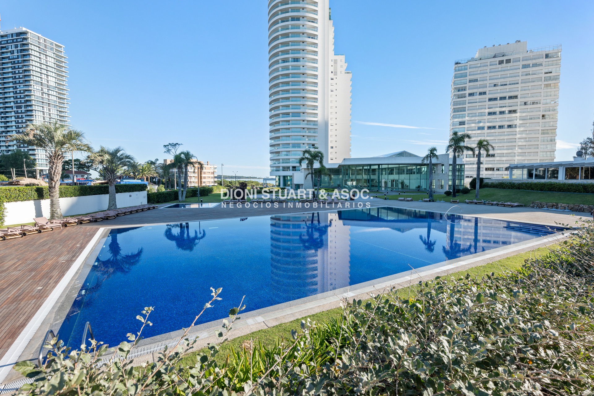Apartamento ID.910 - DEPARTAMENTO DUPLEX EN AQUARELA - PLAYA MANSA - 4 DORM EN SUITE + DEPENDENCIA