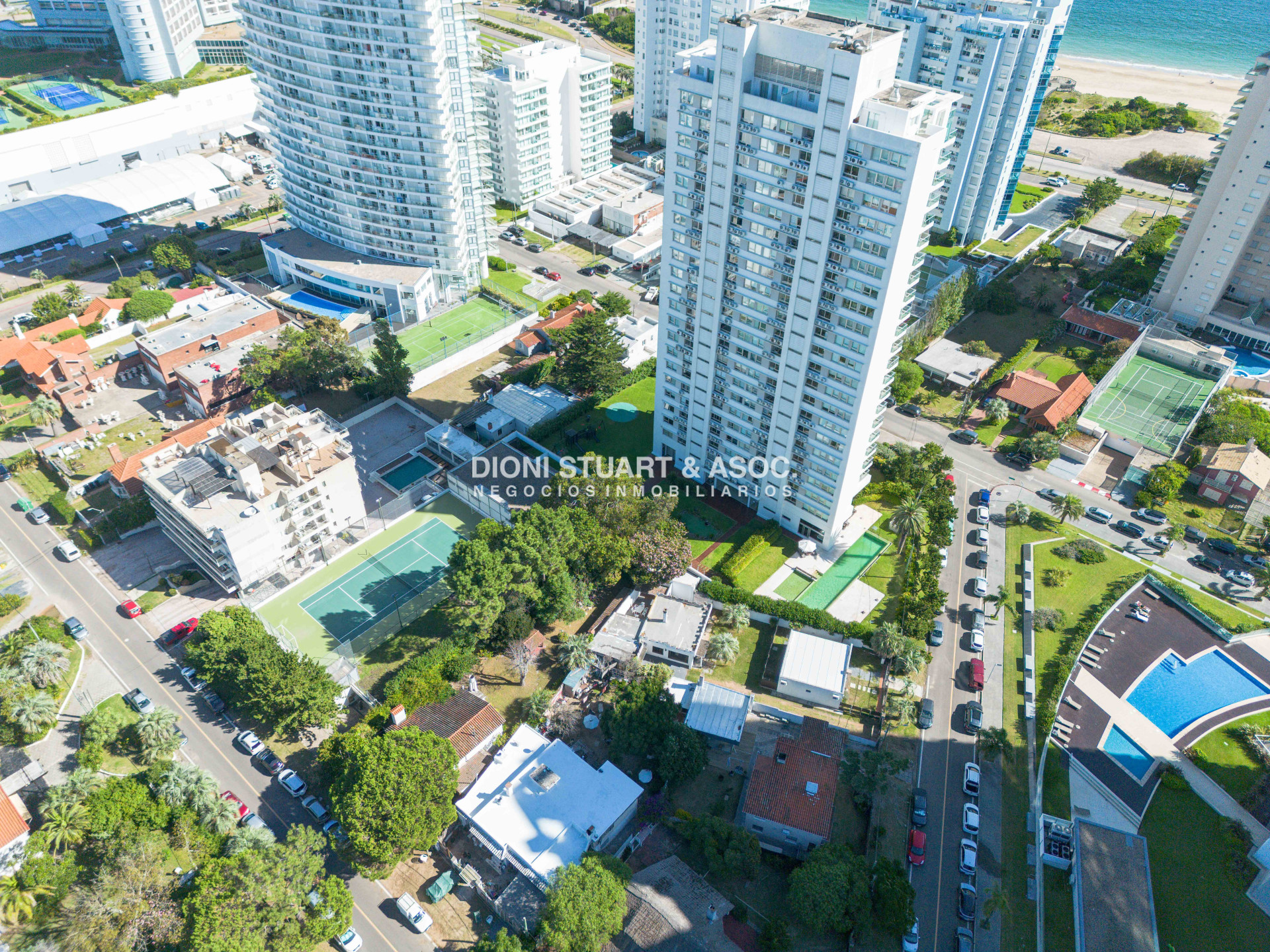 Apartamento ID.938 - GALA TOWER DEPARTAMENTO ESQUINERO 3 DORMITORIOS VISTA AL MAR - PLAYA MANSA - CON PARRILLERO