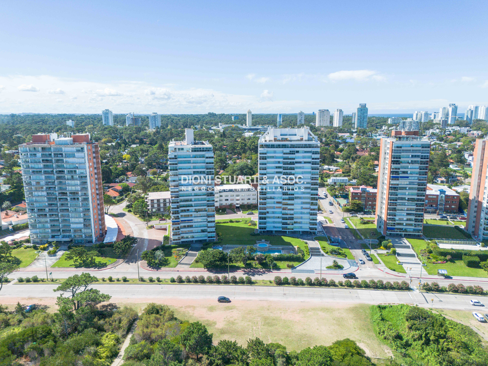Apartamento ID.935 - DEPARTAMENTO EN VENTA FRENTE AL MAR DE 2 DORMITORIOS Y DEPENDENCIA DE SERVICIO RECICLADO EN TUNQUELEN I - PRIMERA LINEA PLAYA MANSA