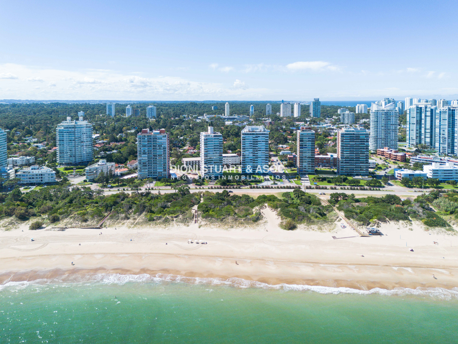 Apartamento ID.935 - DEPARTAMENTO EN VENTA FRENTE AL MAR DE 2 DORMITORIOS Y DEPENDENCIA DE SERVICIO RECICLADO EN TUNQUELEN I - PRIMERA LINEA PLAYA MANSA