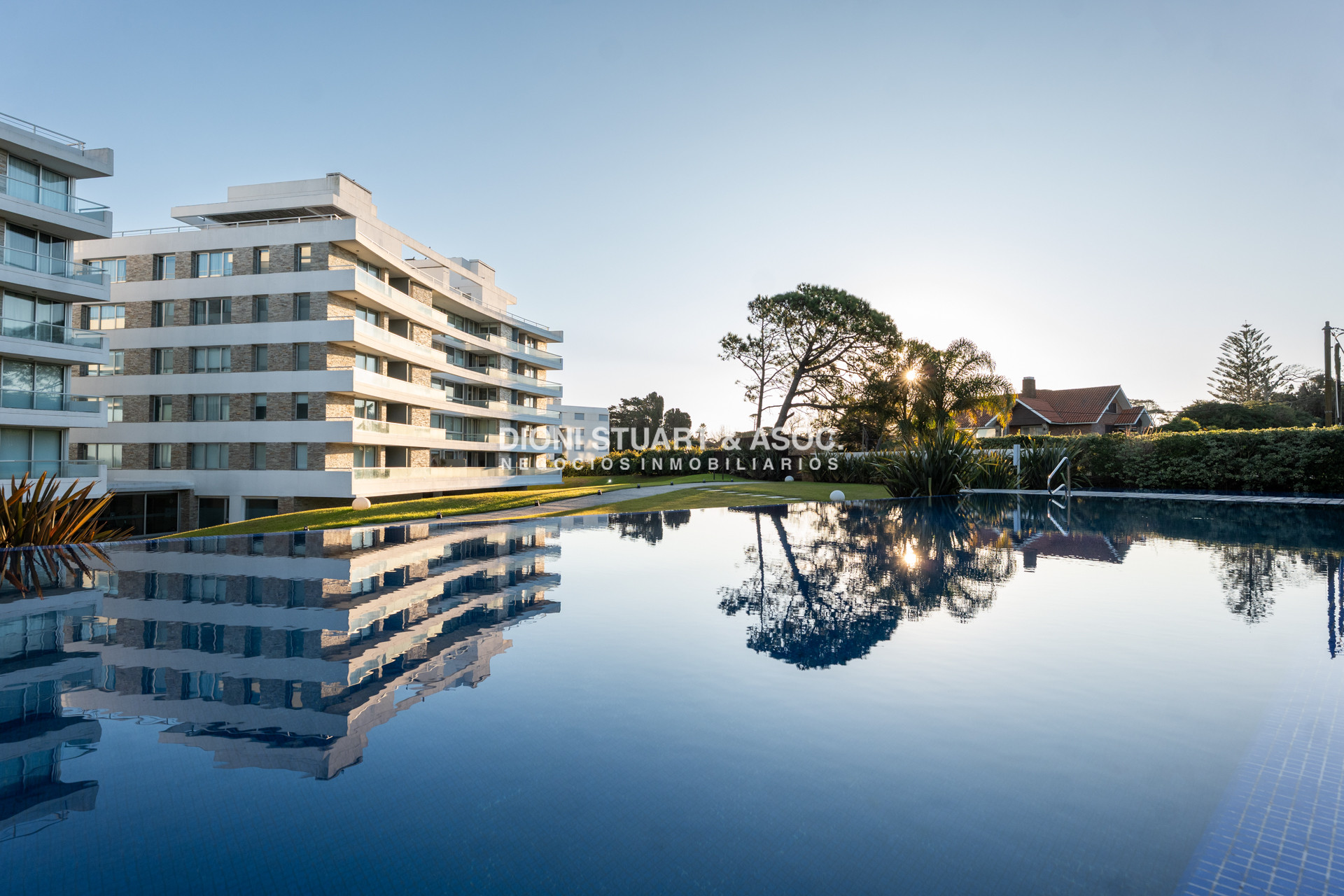 Apartamento ID.1017 - APARTAMENTO EN VENTA - PLAYA MANSA - LUMIERE - ESQUIENRO - 3 DORM + DEP. SERV