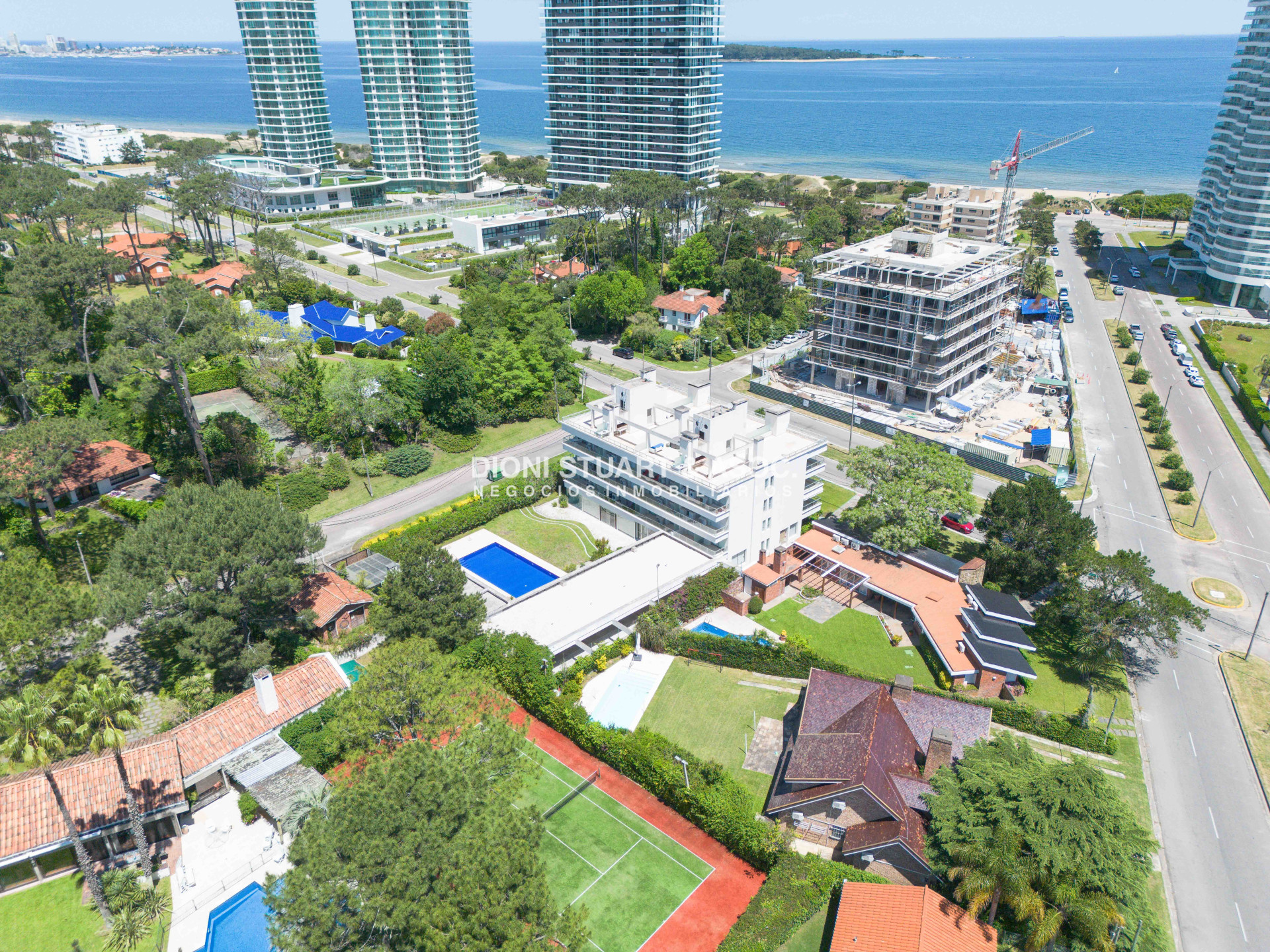Apartamento ID.820 - APARTAMENTO EN VENTA EN PLAYA MANSA DE 2 DORMITORIOS CON PARRILLERO