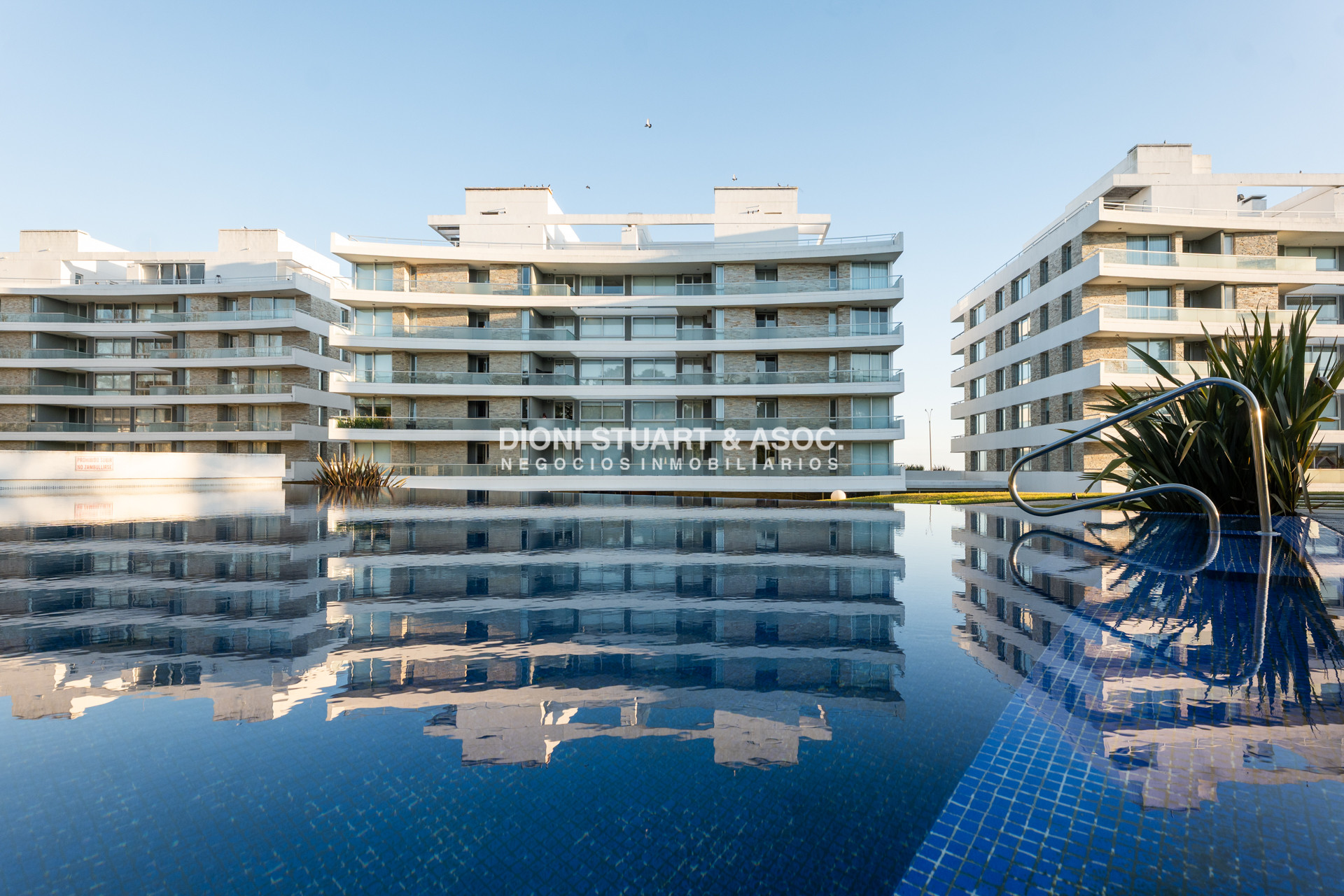 Apartamento ID.1017 - APARTAMENTO EN VENTA - PLAYA MANSA - LUMIERE - ESQUIENRO - 3 DORM + DEP. SERV