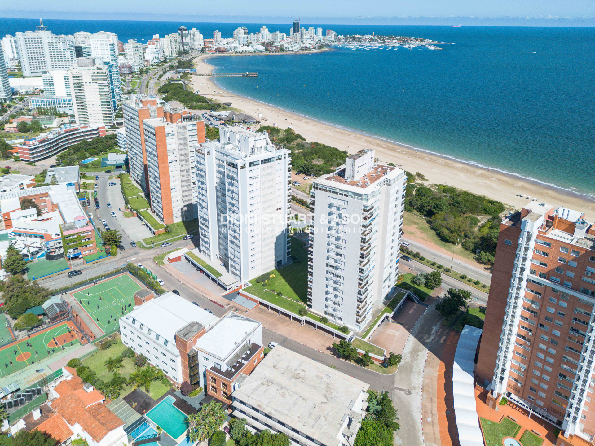Apartamento ID.935 - DEPARTAMENTO EN VENTA FRENTE AL MAR DE 2 DORMITORIOS Y DEPENDENCIA DE SERVICIO RECICLADO EN TUNQUELEN I - PRIMERA LINEA PLAYA MANSA