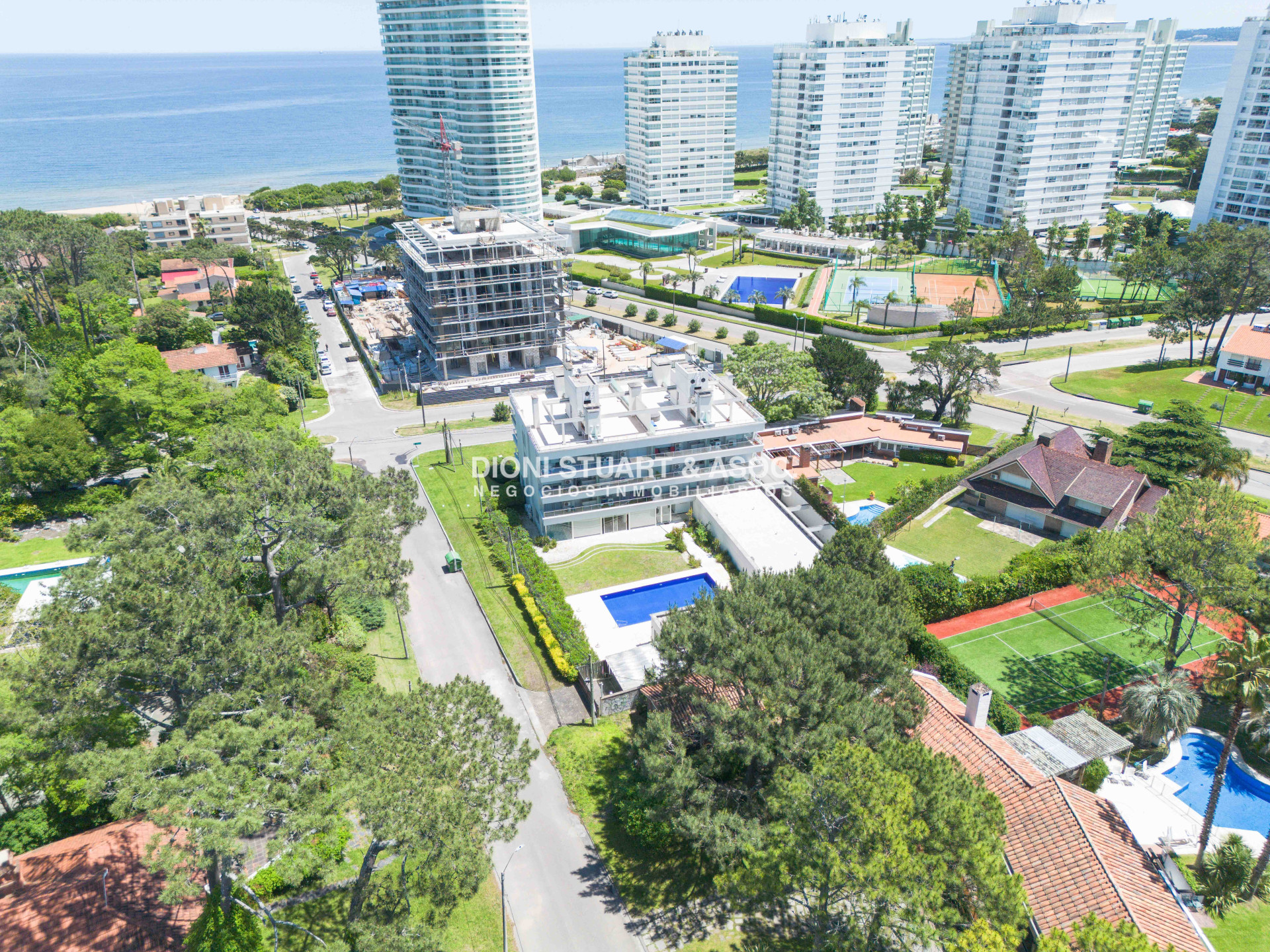 Apartamento ID.820 - APARTAMENTO EN VENTA EN PLAYA MANSA DE 2 DORMITORIOS CON PARRILLERO