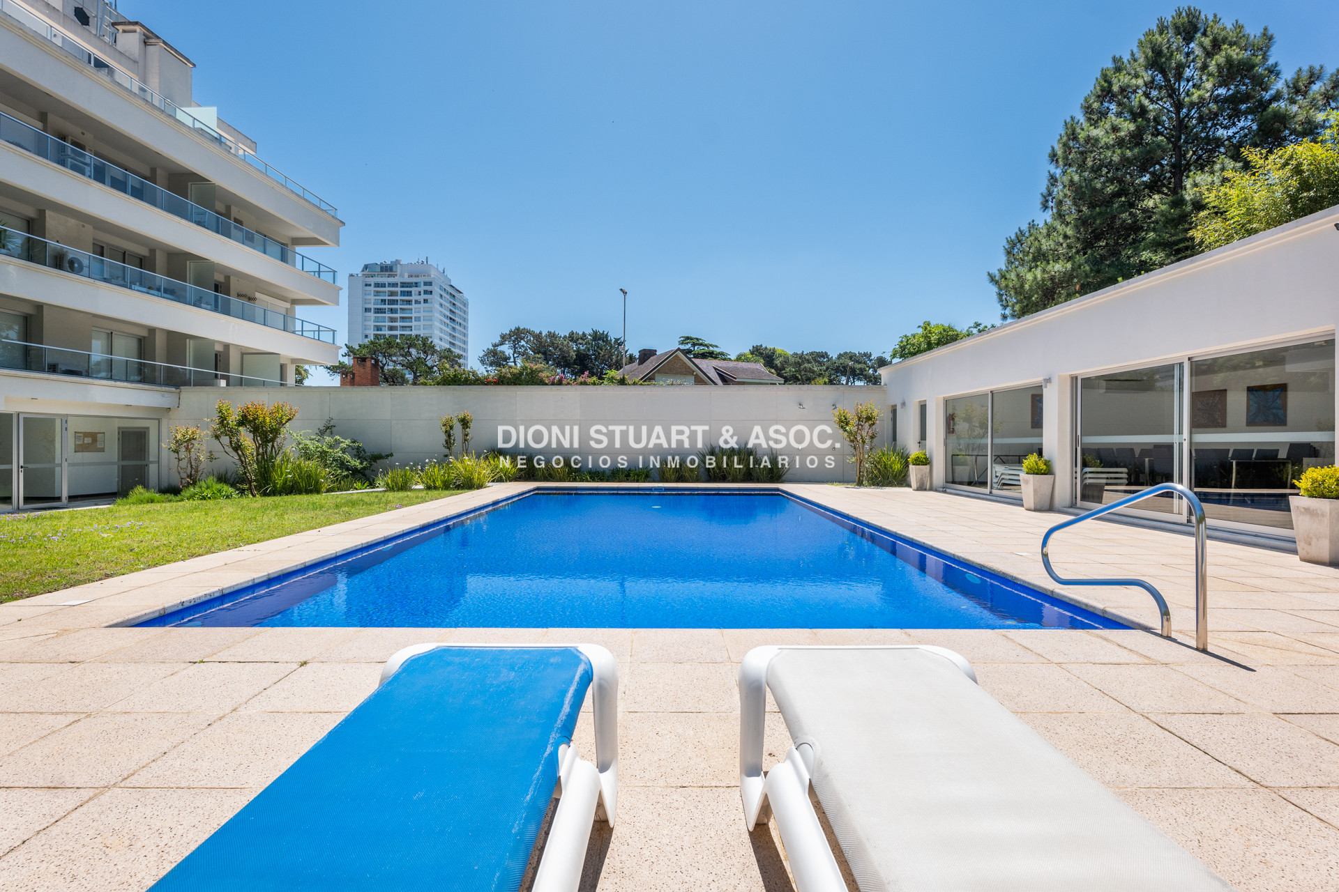 Apartamento ID.820 - APARTAMENTO EN VENTA EN PLAYA MANSA DE 2 DORMITORIOS CON PARRILLERO