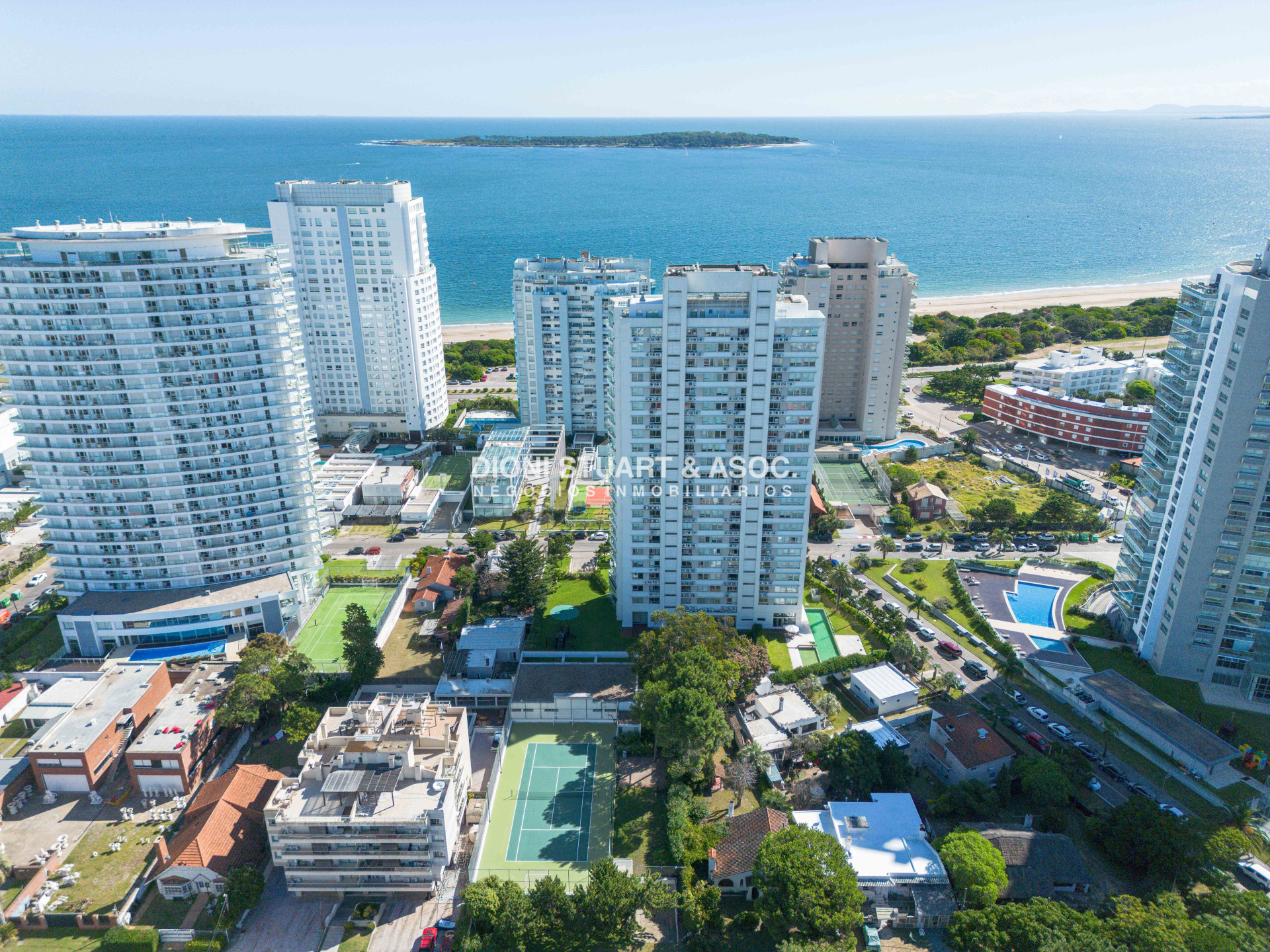 Apartamento ID.938 - GALA TOWER DEPARTAMENTO ESQUINERO 3 DORMITORIOS VISTA AL MAR - PLAYA MANSA - CON PARRILLERO