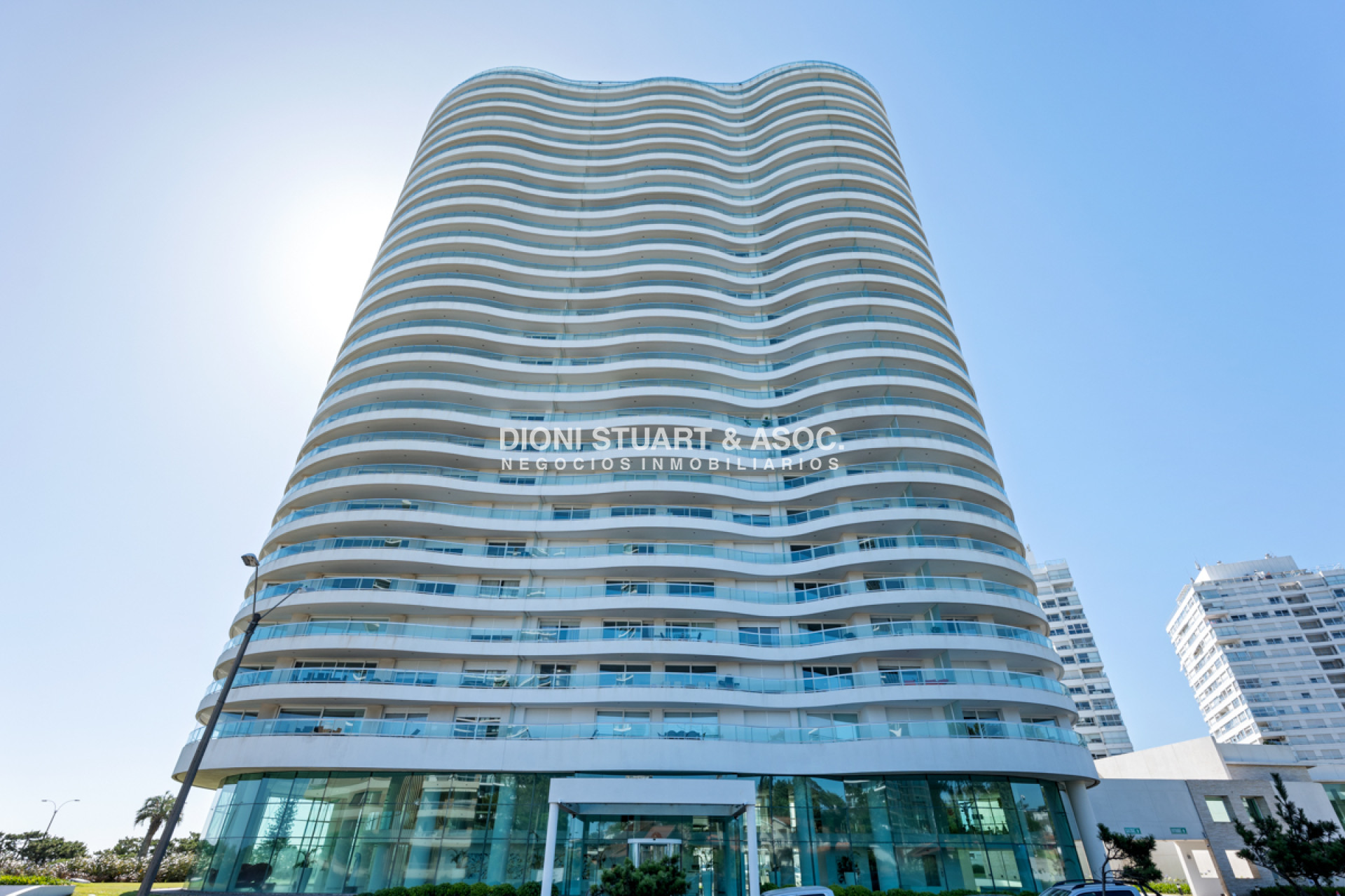 Apartamento ID.910 - DEPARTAMENTO DUPLEX EN AQUARELA - PLAYA MANSA - 4 DORM EN SUITE + DEPENDENCIA