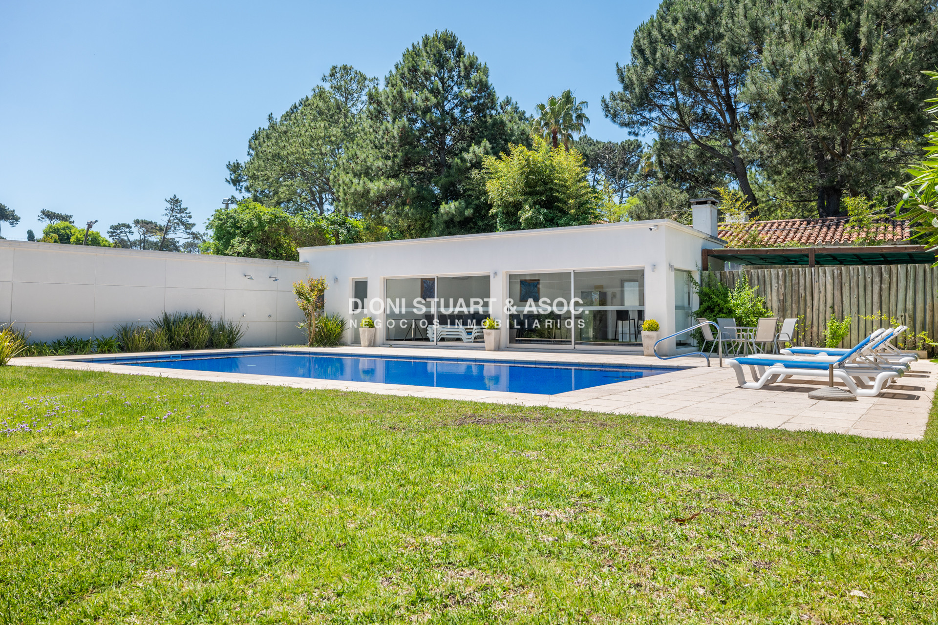 Apartamento ID.820 - APARTAMENTO EN VENTA EN PLAYA MANSA DE 2 DORMITORIOS CON PARRILLERO