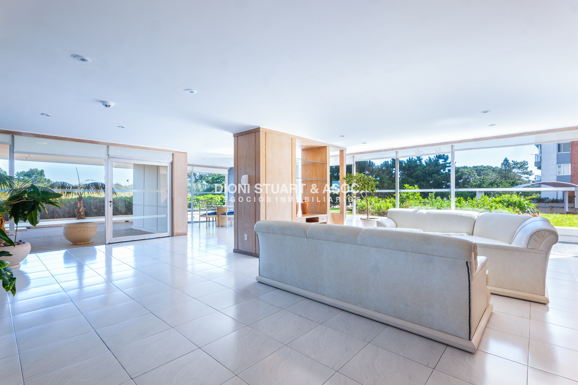 Apartamento ID.935 - DEPARTAMENTO EN VENTA FRENTE AL MAR DE 2 DORMITORIOS Y DEPENDENCIA DE SERVICIO RECICLADO EN TUNQUELEN I - PRIMERA LINEA PLAYA MANSA