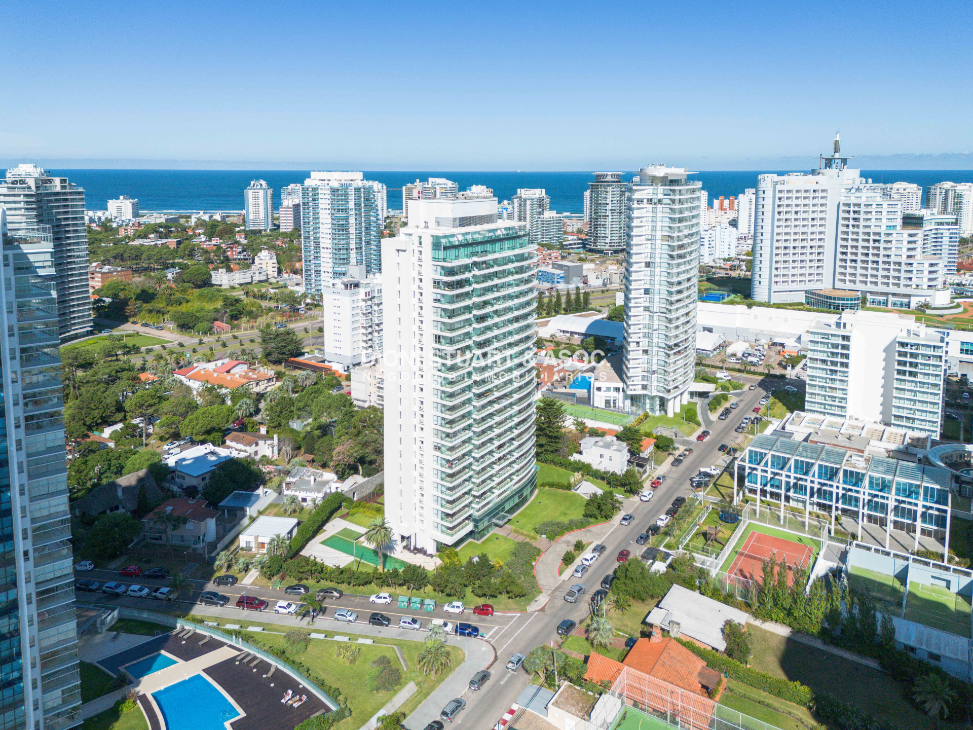 Apartamento ID.938 - GALA TOWER DEPARTAMENTO ESQUINERO 3 DORMITORIOS VISTA AL MAR - PLAYA MANSA - CON PARRILLERO