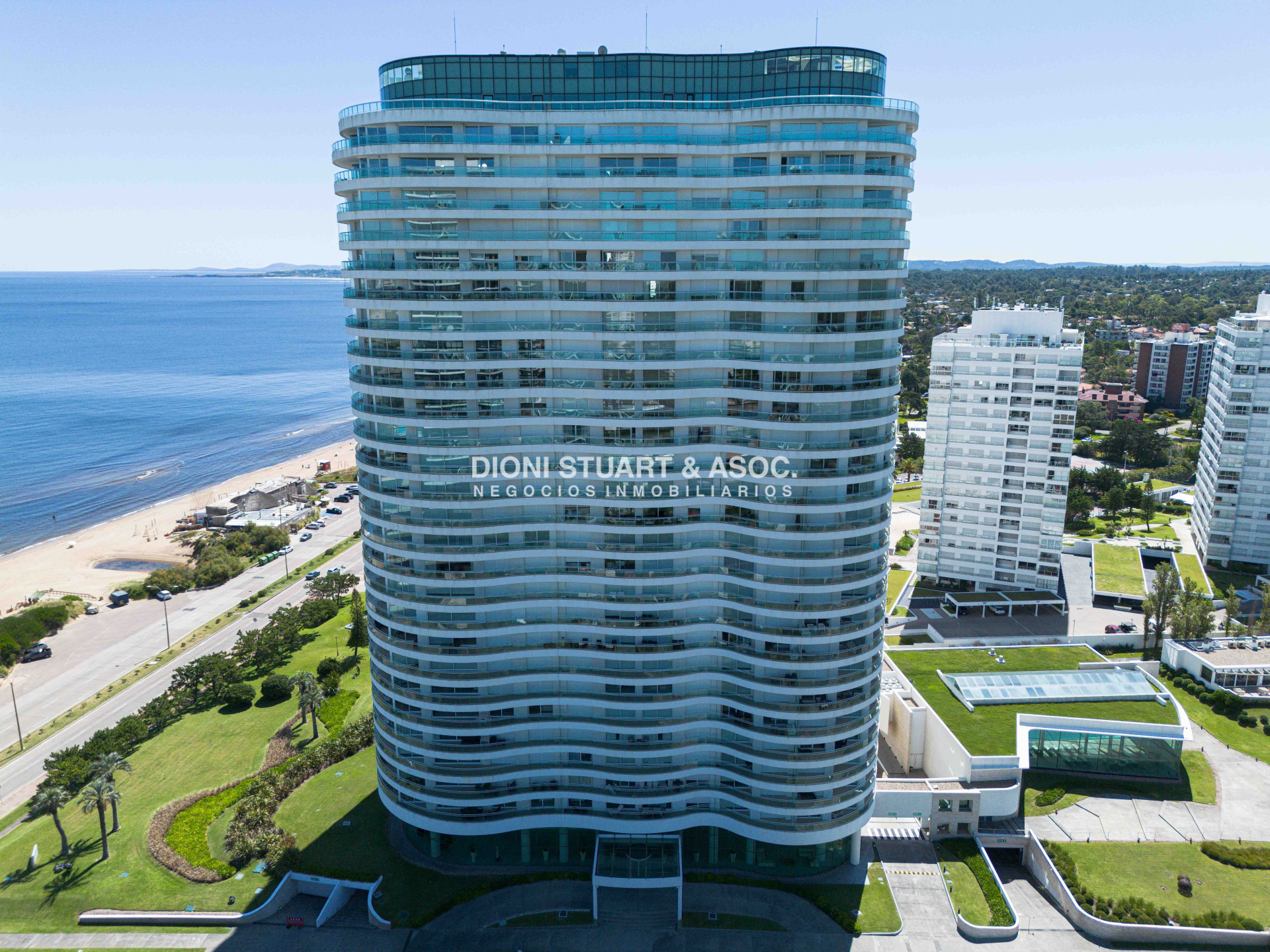 Apartamento ID.910 - DEPARTAMENTO DUPLEX EN AQUARELA - PLAYA MANSA - 4 DORM EN SUITE + DEPENDENCIA