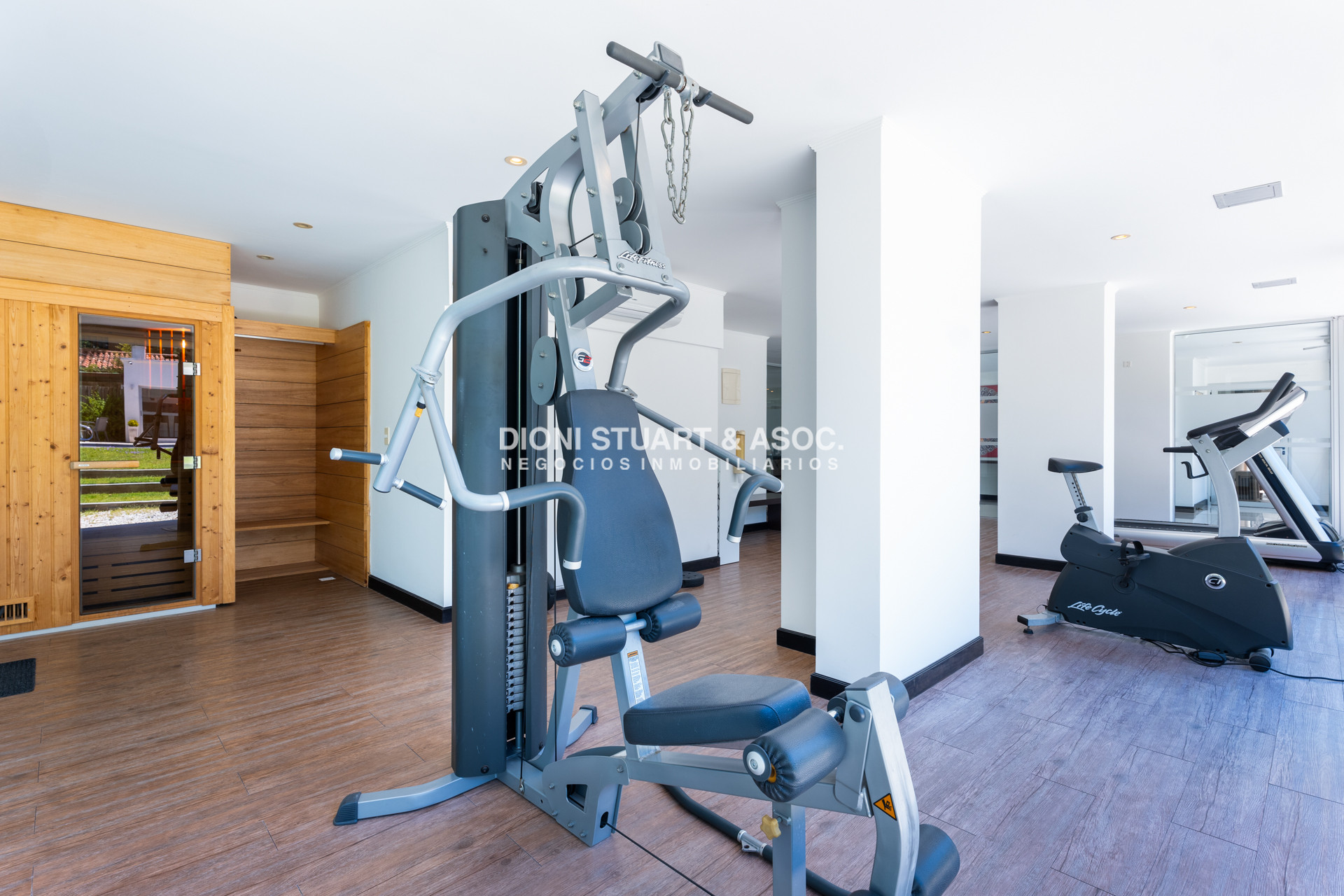 Apartamento ID.820 - APARTAMENTO EN VENTA EN PLAYA MANSA DE 2 DORMITORIOS CON PARRILLERO