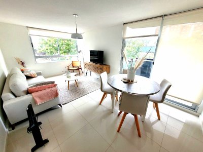 Amplio apartamento de 3 dormitorios y 2 baños, ideal para vivir todo el año o para renta.