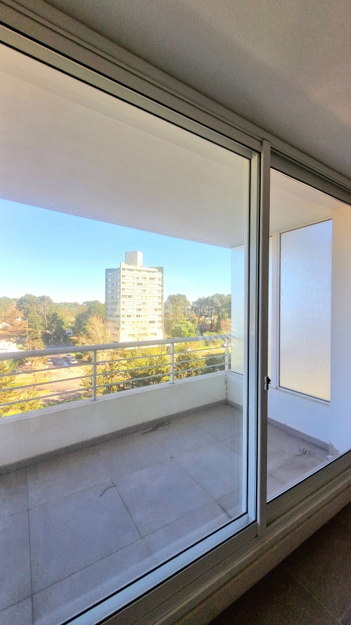 Apartamento ID.6486 - EN VENTA, amplio apartamento en Punta del Este. 1 dormitorio, 2 baños con garaje. 