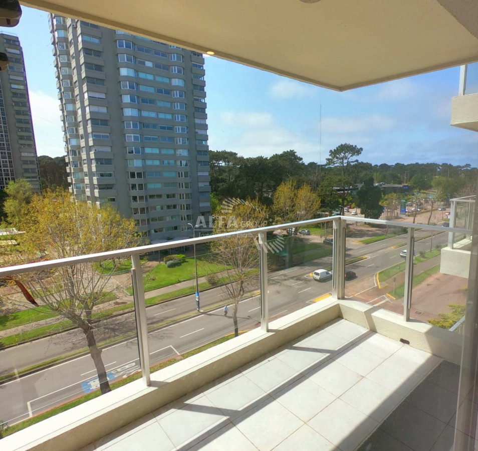 Apartamento ID.6483 - Apartamento en venta, 2 dormitorios 2 baños, garaje. en Punta del Este 