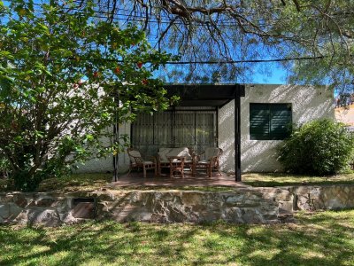 Se vende casa a reciclar en excelente ubicación.