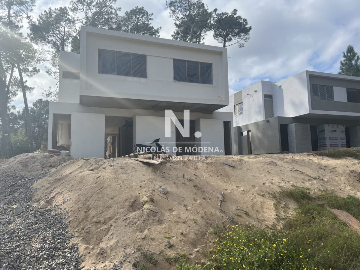 Casa a estrenar en Pinares, proyecto en obra, precio lanzamiento. Punta del Este - NDM30625C