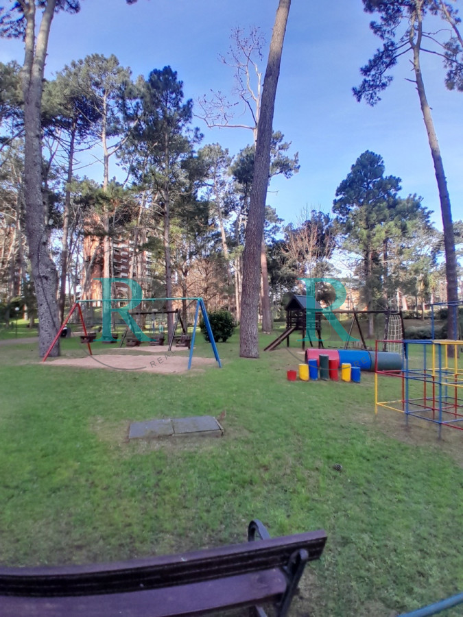 Apartamento ID.2760 - Apartamento en venta de 1 dormitorio y medio. Playa mansa. Punta del Este.