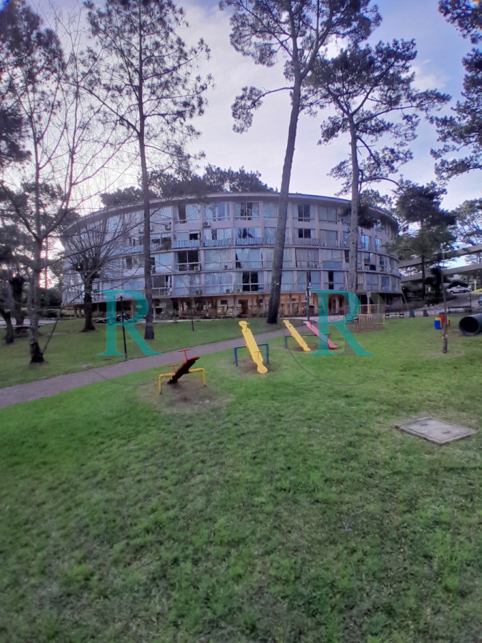 Apartamento ID.2760 - Apartamento en venta de 1 dormitorio y medio. Playa mansa. Punta del Este.