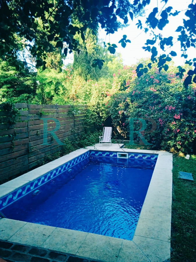 Casa ID.2208 - Amplia casa de 3 niveles con piscina, y 2 barbacoas, casi 300 m2 construidos.
