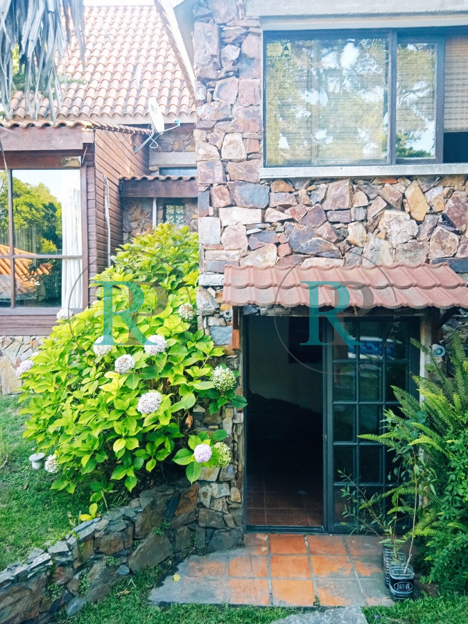 Casa ID.2208 - Amplia casa de 3 niveles con piscina, y 2 barbacoas, casi 300 m2 construidos.