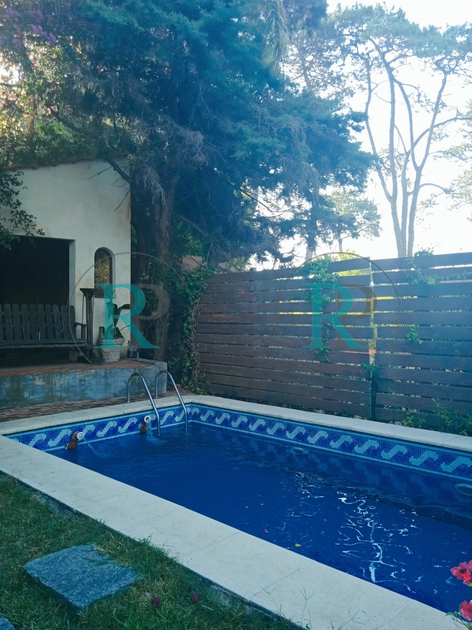 Casa ID.2208 - Amplia casa de 3 niveles con piscina, y 2 barbacoas, casi 300 m2 construidos.
