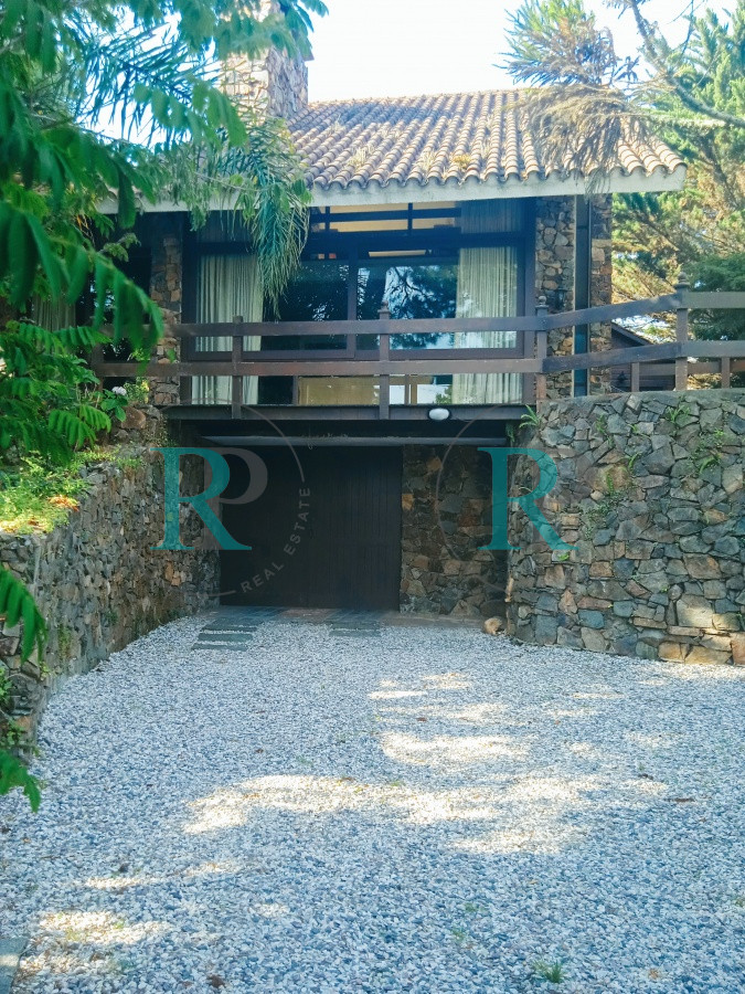 Casa ID.2208 - Amplia casa de 3 niveles con piscina, y 2 barbacoas, casi 300 m2 construidos.