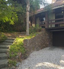 Amplia casa de 3 niveles con piscina, y 2 barbacoas, casi 300 m2 construidos.