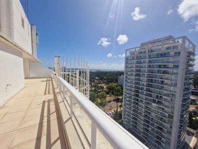Amplio apartamento 3 dormitorios con piscina y parrillero propio 