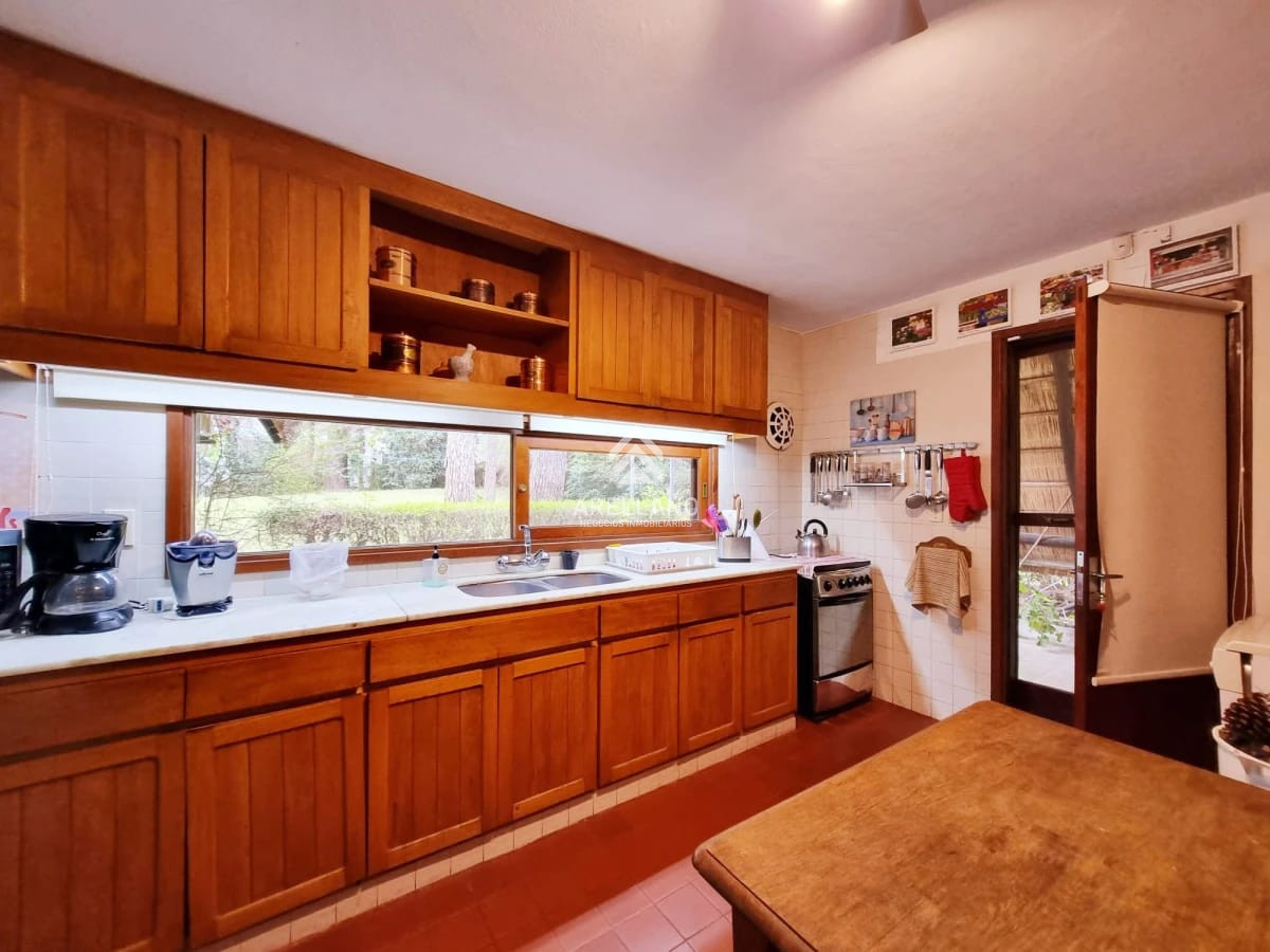 Casa ID.5375 - Venta y alquiler de verano. Amplia casa en Pinares. Con cancha de paddle.
