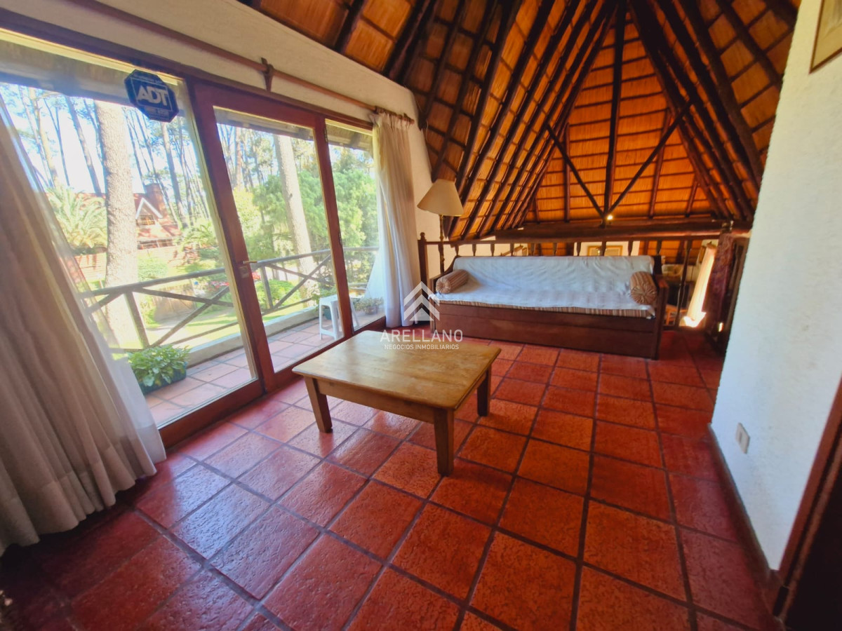 Casa ID.5375 - Venta y alquiler de verano. Amplia casa en Pinares. Con cancha de paddle.