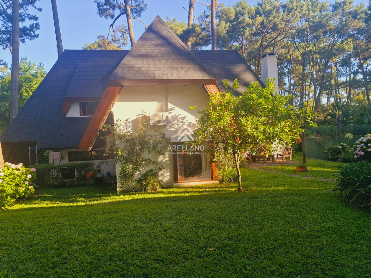 Casa ID.5375 - Venta y alquiler de verano. Amplia casa en Pinares. Con cancha de paddle.