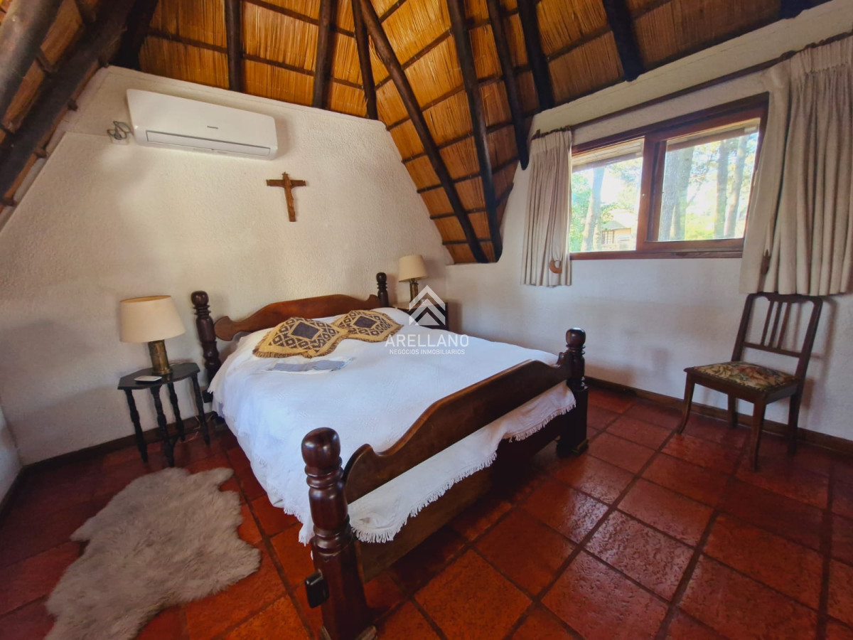 Casa ID.5375 - Venta y alquiler de verano. Amplia casa en Pinares. Con cancha de paddle.