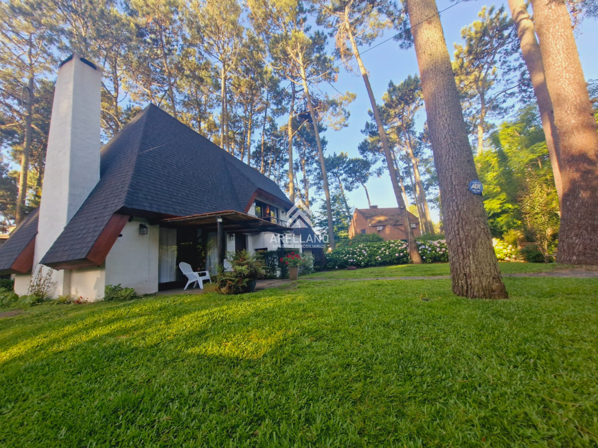 Casa ID.5375 - Venta y alquiler de verano. Amplia casa en Pinares. Con cancha de paddle.
