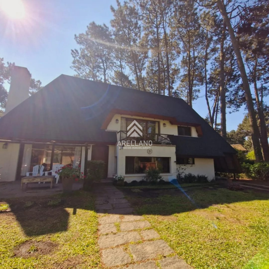Casa ID.5375 - Venta y alquiler de verano. Amplia casa en Pinares. Con cancha de paddle.