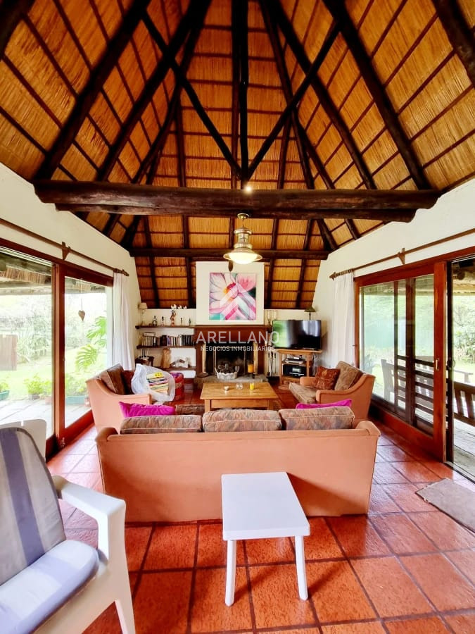 Casa ID.5375 - Venta y alquiler de verano. Amplia casa en Pinares. Con cancha de paddle.