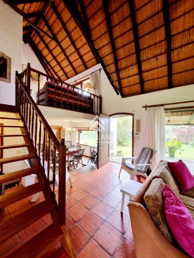 Casa ID.5375 - Venta y alquiler de verano. Amplia casa en Pinares. Con cancha de paddle.