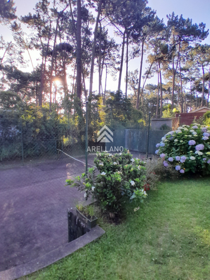 Casa ID.5375 - Venta y alquiler de verano. Amplia casa en Pinares. Con cancha de paddle.