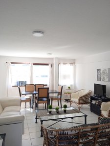 Oportunidad, apartamento en venta de 3 amplios dormitorios con garaje, en Punta del Este. 