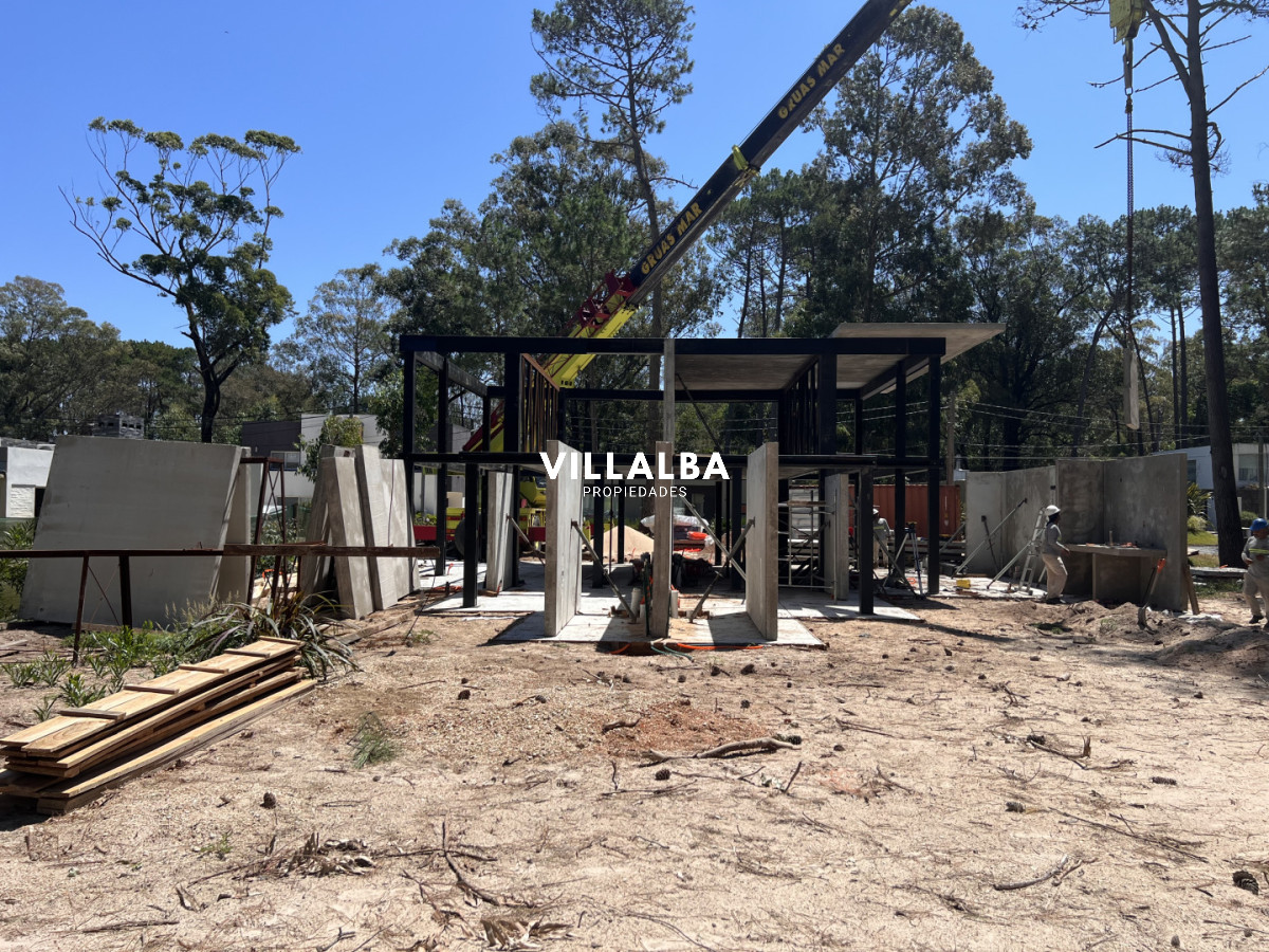 Casa ID.3997 - Casa en venta en Solanas Country, construcción de hormigón armado, con piscina. 