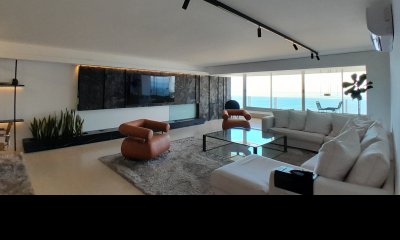 Amplio apartamento en Primera línea de playa brava. PUNTA del Este. Alquiler de verano y venta