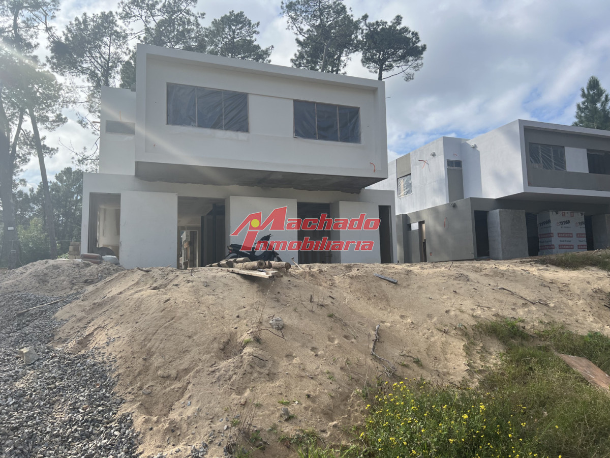 Casa a estrenar en Pinares, proyecto en obra, precio lanzamiento. Punta del Este - MCH13434C