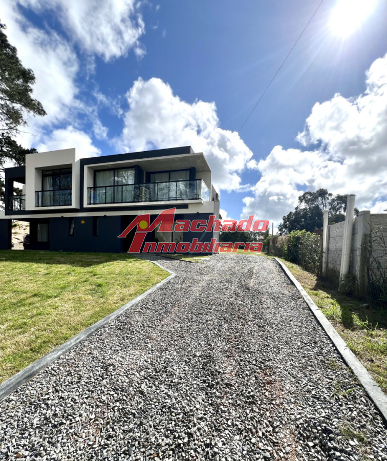 Moderna casa, casi a estrenar, en alquiler de verano, en Punta del Este.