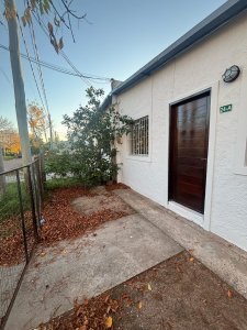 Casa de 1 dormitorio y medio, con patio. A pocas cuadras del centro de Maldonado. 