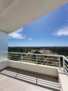 Amplio apartamento de 2 dormitorios y  baños, con garaje en subsuelo. Full Amenities.